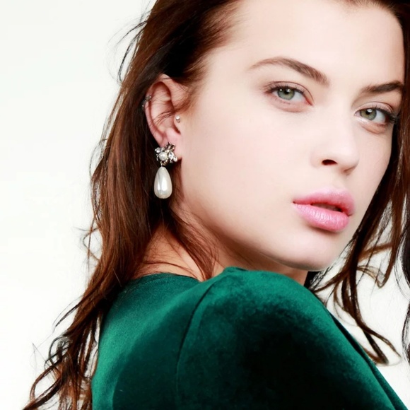 New arrivals!!! Gold Pearl Bee Drop Earrings - Picture 4 of 4